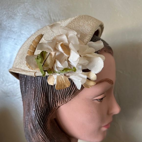 ATTRACTIVE 1950s\' PALE GOLD STRAW JULIET  CAP WITH MATCHING FABRIC FLOWERS main image 4